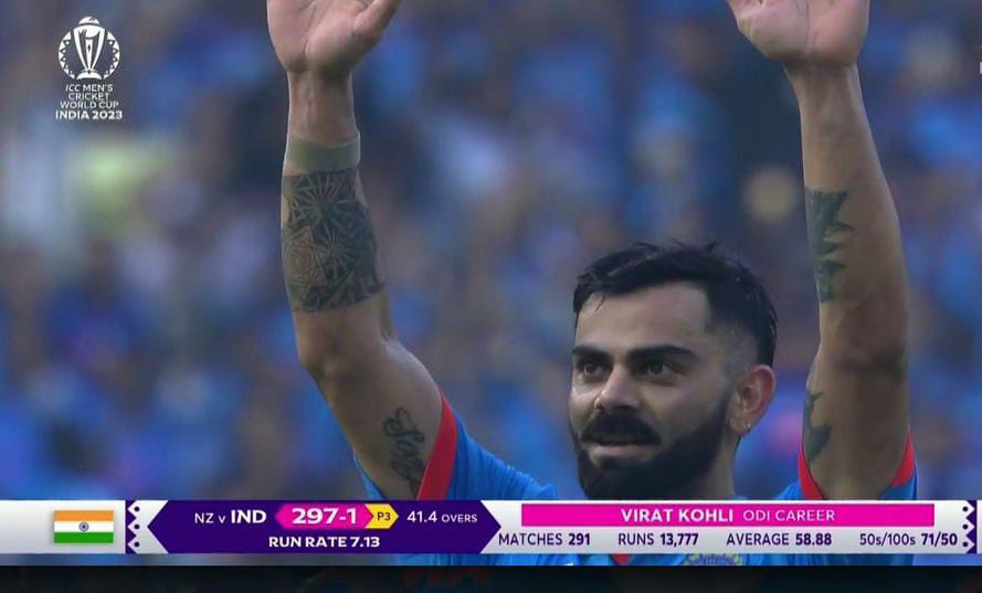 *विराट की पारी पर सचिन तेंदुलकर का ट्वीट*
*“मुझे इससे अधिक ख़ुशी नहीं हो सकती है कि मेरा रिकॉर्ड एक भारतीय ने तोड़ा है.”*
“जब मैं तुमसे पहली बार ड्रेसिंग रूम में मिला था, तो टीम के दूसरे साथियों ने तुमसे मज़ाक़ में मेरे पैर छुआए. मैं ख़ुद को हंसने से रोक नहीं पा रहा था. लेकिन जल्द ही तुमने अपनी स्किल और अपने पैशन से मेरा दिल छुआ. मुझे बहुत ख़ुशी है कि एक युवा लड़का बड़ा होकर एक “विराट” खिलाड़ी में तब्दील हुआ.
मुझे इससे अधिक ख़ुशी नहीं हो सकती है कि मेरा रिकॉर्ड एक भारतीय ने तोड़ा है. और ये तो और बड़ी बात है कि ऐसा मेरे होम ग्राउंड पर किया गया, वो भी वर्ल्ड कप सेमी फ़ाइनल के दौरान.”